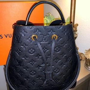 LIKE NEW! Black Embossed Monogram Empreinte leather Neo Noe MM bucket bag.